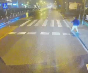 Pirat w Fordzie omal nie staranował pieszego na pasach