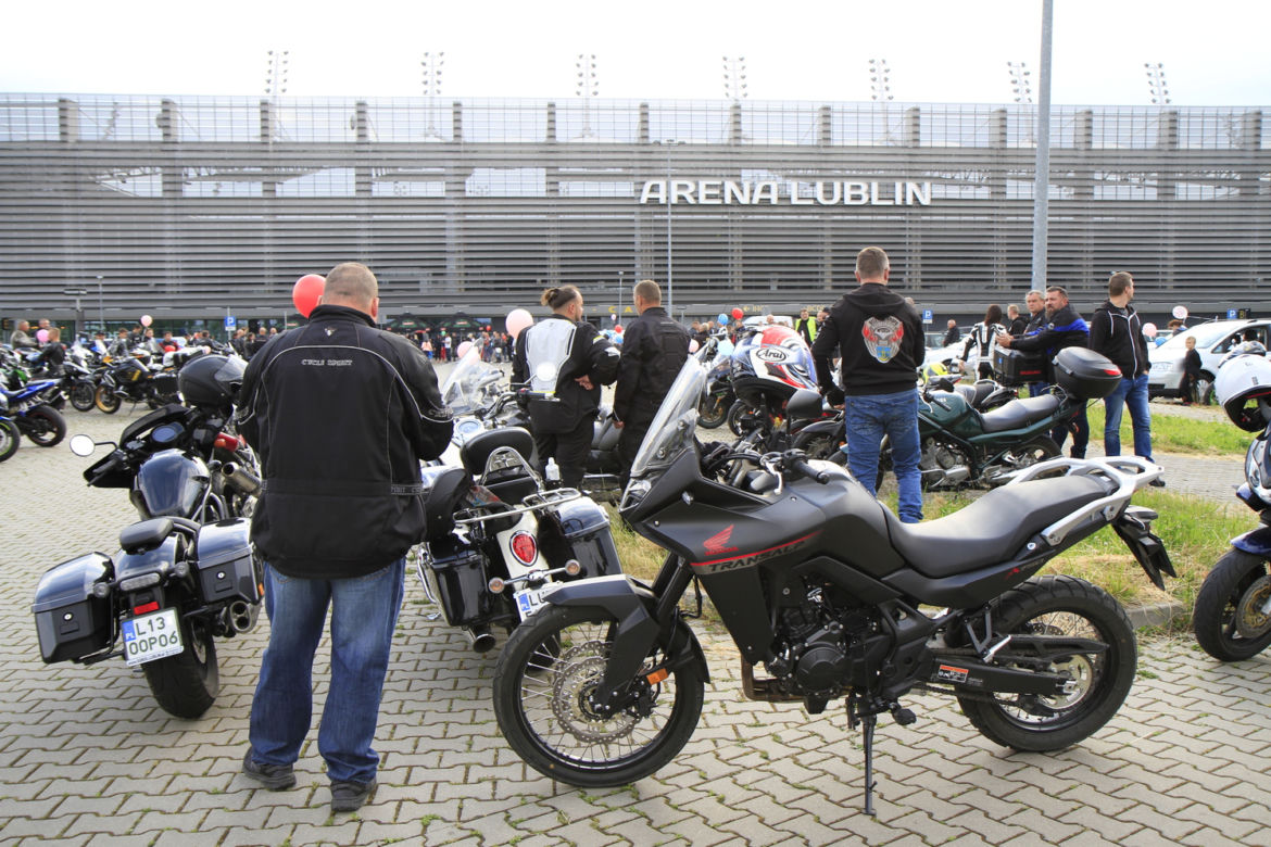 Przed Areną Lublin symbolicznie pożegnano dwójkę tragicznie zmarłych motocyklistów