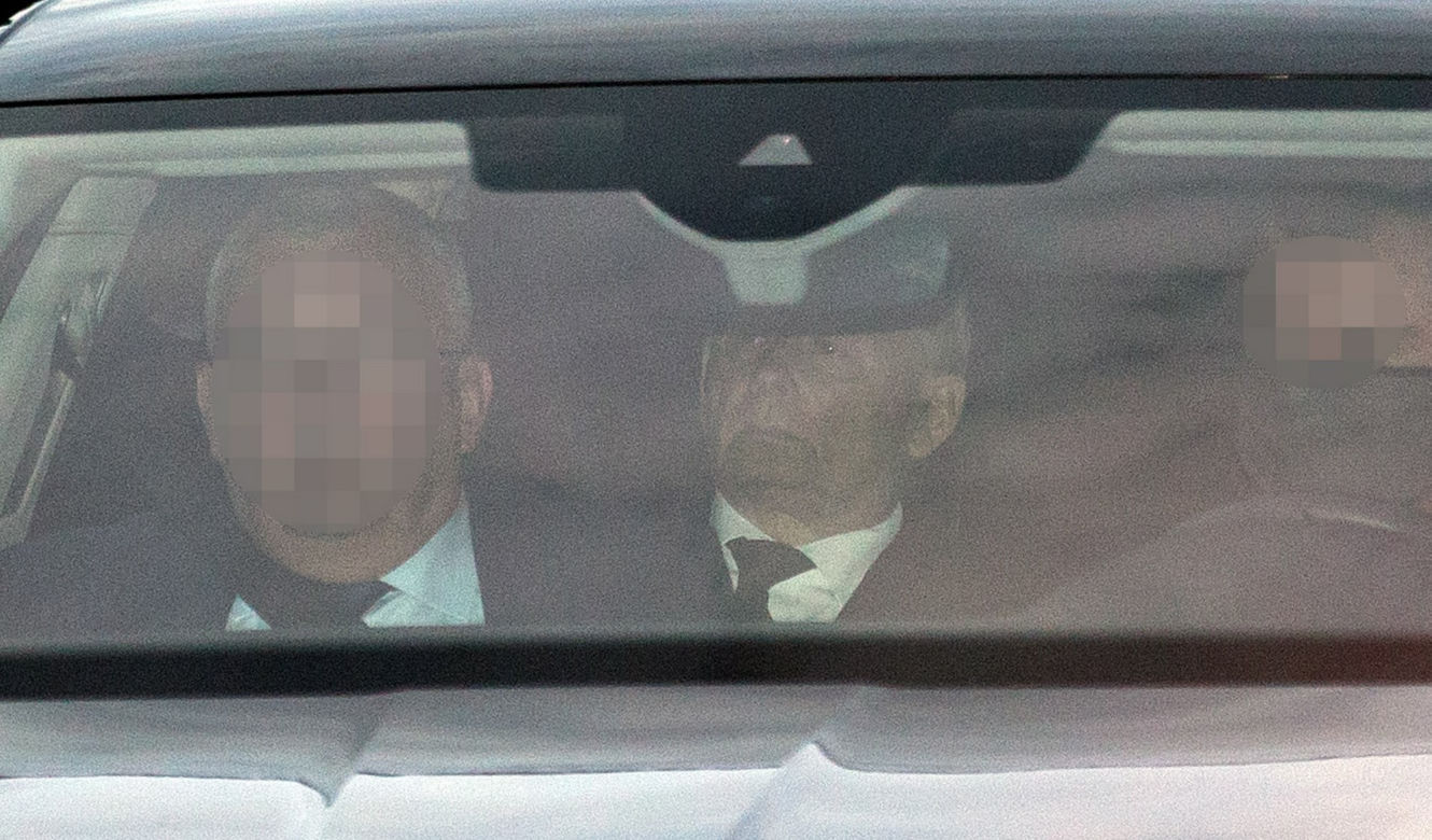 Zamyślony Kaczyński zapewne wraca wspomnieniami do chwil, gdy był przy nim brat
