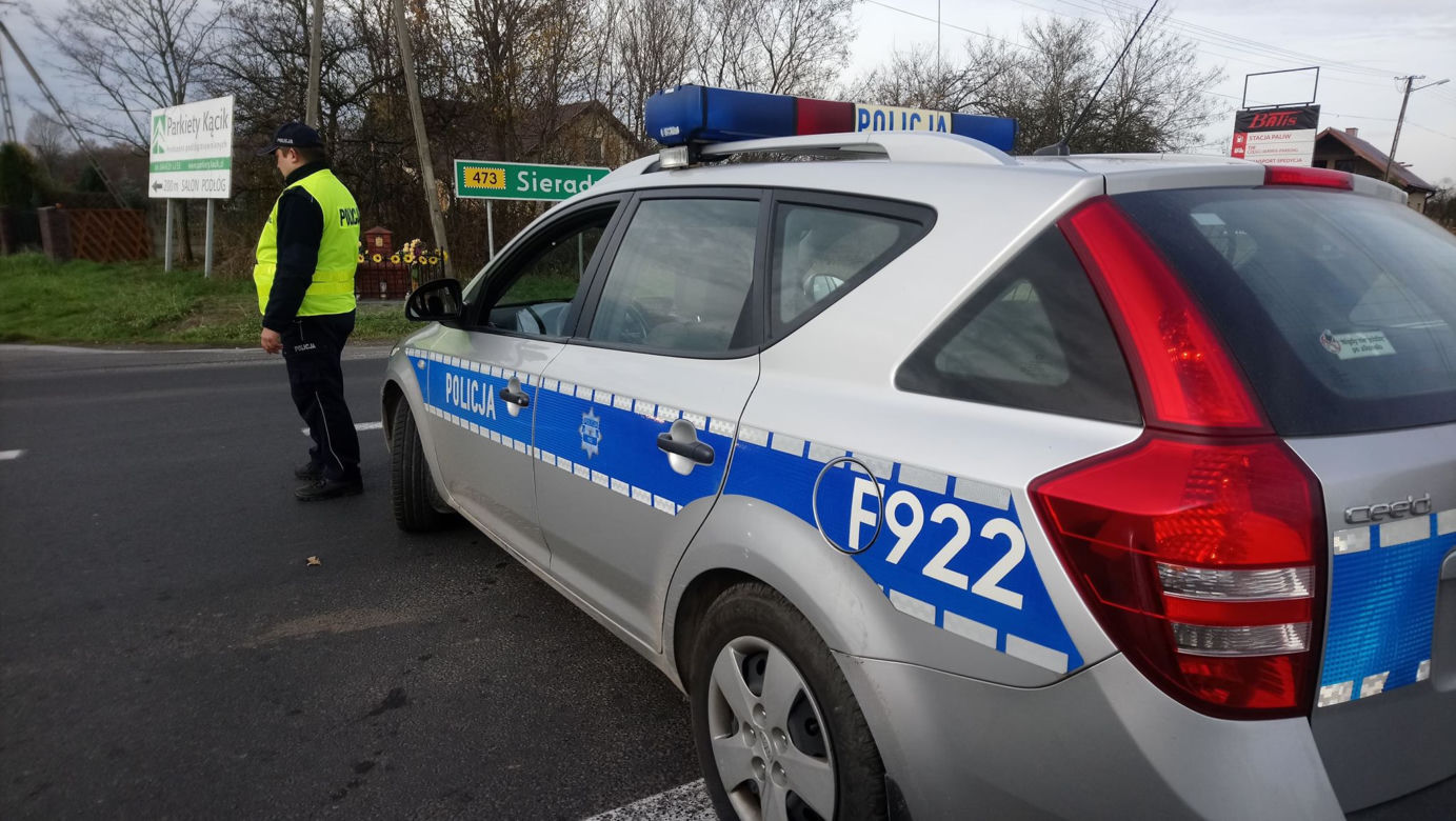 Śmiertelny wypadek w Drużbicach. Nie żyje kierowca osobówki