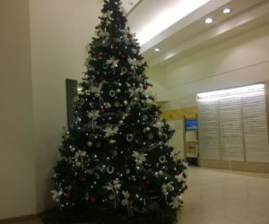 Choinka w budynku Hotelu Marriott