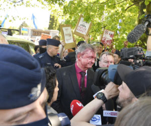 Ambasador Rosji Siergiej Andriew oblany sokiem z buraka przez aktywistów w 2022r.