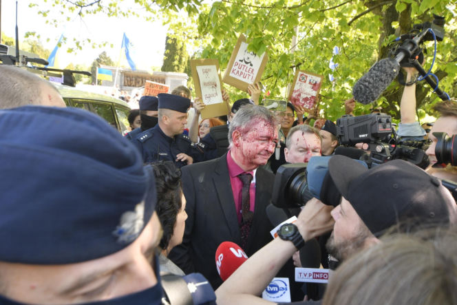 Ambasador Rosji Siergiej Andriew oblany sokiem z buraka przez aktywistów w 2022r.