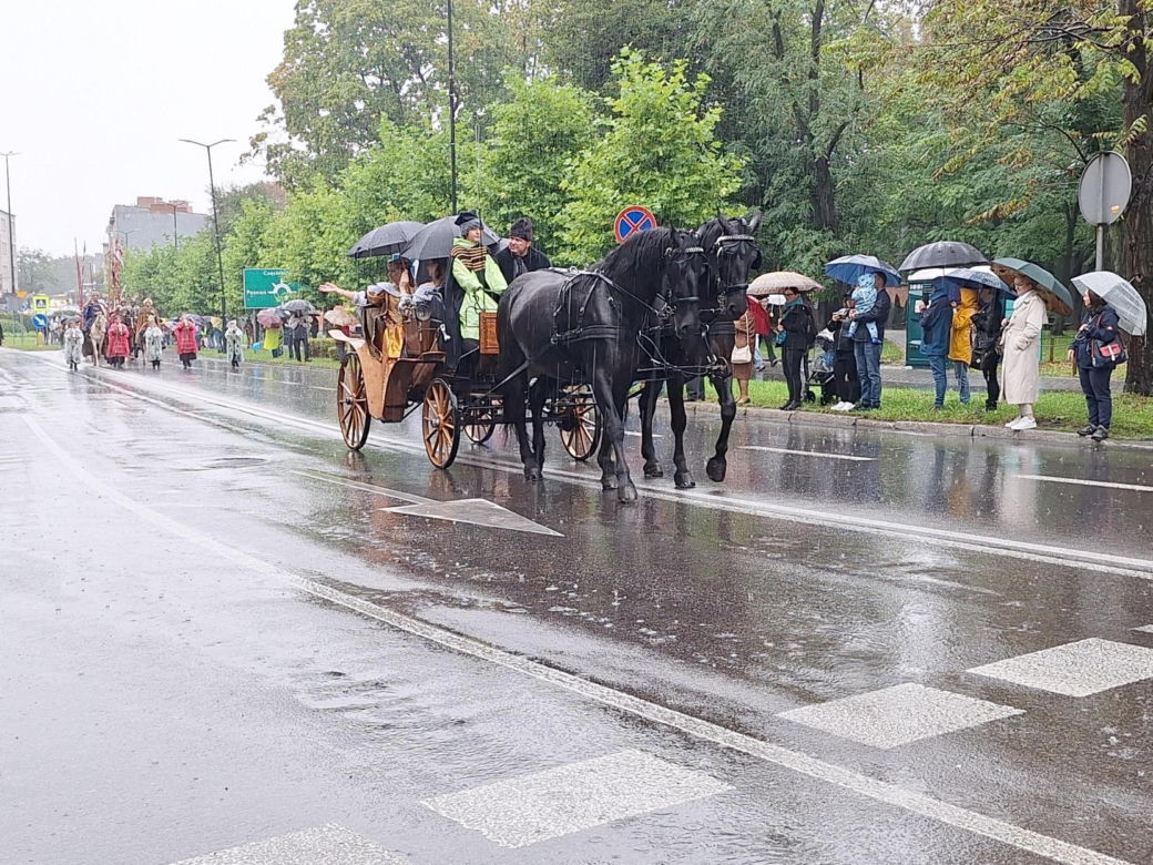 Pochód Gwarkowski 2025 w strugach deszczu