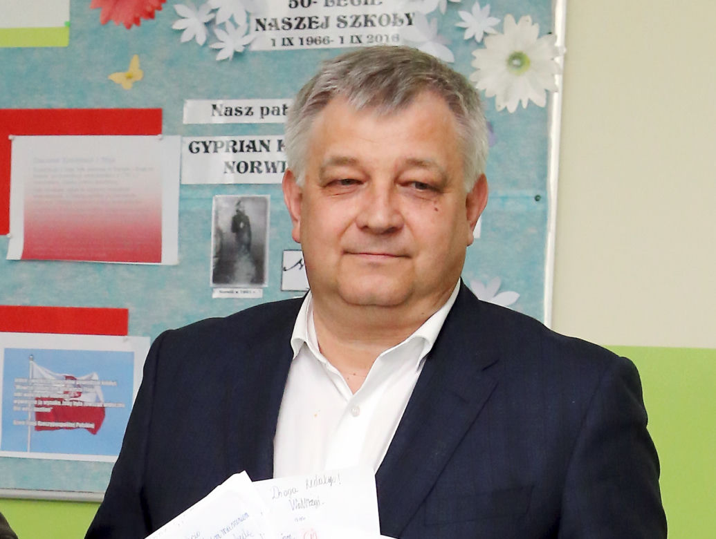 Burmistrz Włoch Jarosław Karcz zarabia tylko w urzędzie. W 2020 roku było to 142 tys zł. 