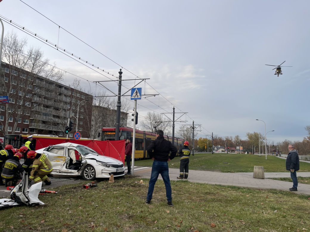 Poważny wypadek na Białołęce. Auto zmiecione przez tramwaj
