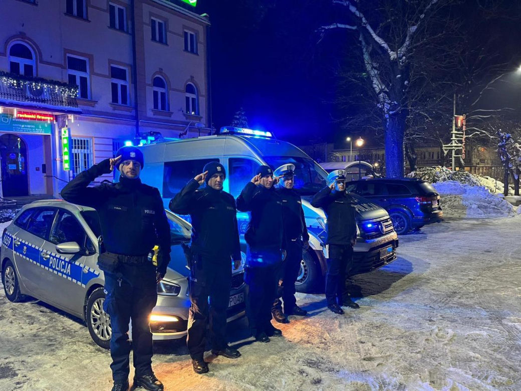Poruszający gest policjantów i strażaków z Podkarpacia. Zrobili to dla zmarłych kolegów, słowa stają w gardle