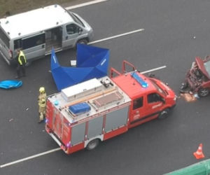 Śmiertelny wypadek na autostradzie. Renault uderzyło w bariery, potężne utrudnienia w ruchu