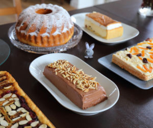 Dlaczego babka opada, a mazurek twardnieje? Najczęstsze błędy wielkanocnych wypieków i jak ich uniknąć