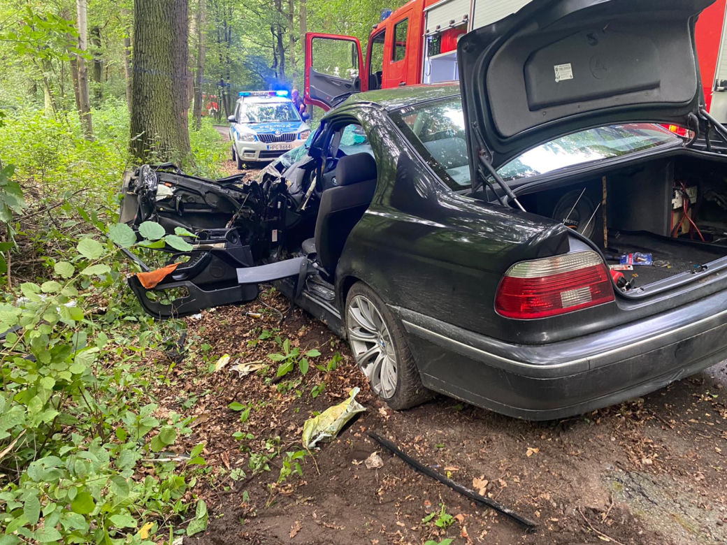 Dąbrowica: Bmw uderzyło w drzewo. 18-latek zakleszczony w pojeździe