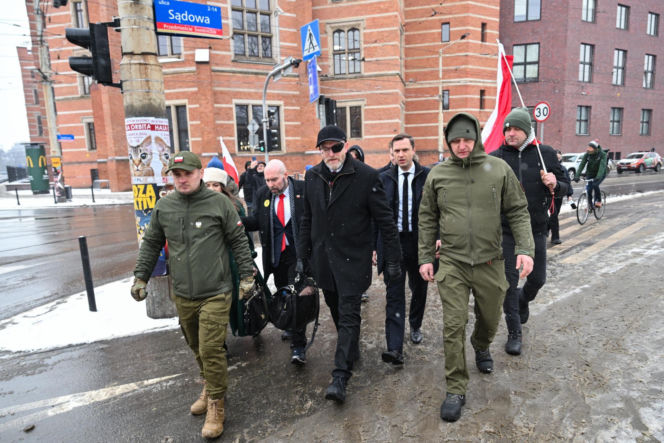 Grzegorz Braun pojawił się w prokuraturze. Nie otrzymał żadnych zarzutów