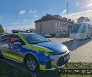 Policjanci patrolują szkoły