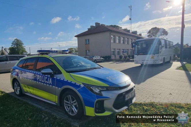 Policjanci patrolują szkoły