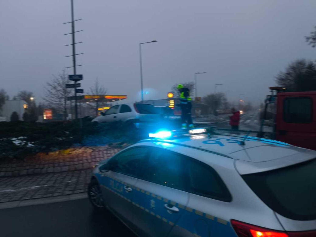 Niecodzienny „parking” na rondzie! 19-latek nie opanował Opla. Potem wyszło na jaw coś jeszcze