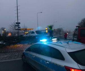 Niecodzienny „parking” na rondzie! 19-latek nie opanował Opla. Potem wyszło na jaw coś jeszcze