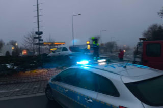 Niecodzienny „parking” na rondzie! 19-latek nie opanował Opla. Potem wyszło na jaw coś jeszcze
