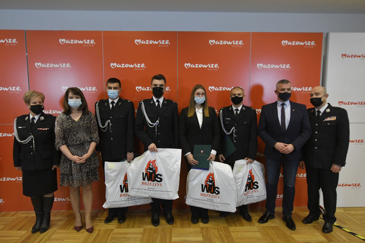 Marszałek przyznał nagrody. 15-letnia bohaterka została "Strażakiem Miesiąca"
