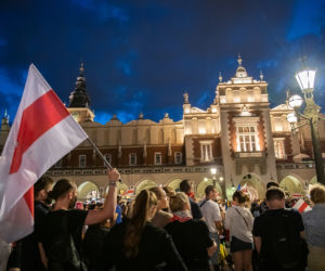 Manifestacja Białorusinów na rynku w Krakowie. Precz z Łukaszenką!