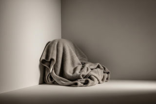 Poszukiwana 37-latka ukryła się w narożniku. Czy nietypowy kamuflaż uchronił ją przed aresztem?