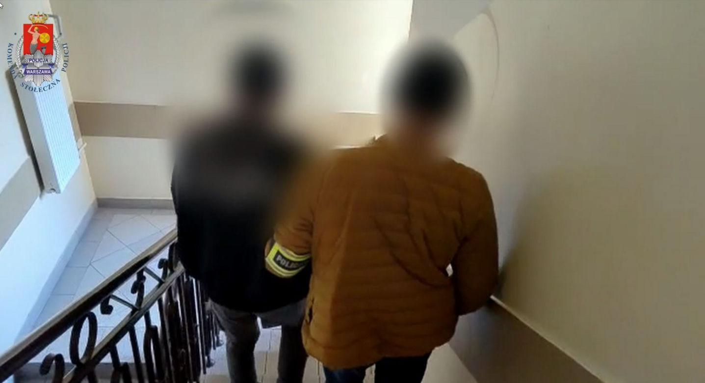  Pościg w centrum Warszawy. 26-latek wjechał w policjanta i wiózł go na masce. Funkcjonariusz ranny, zatrzymany miał narkotyki