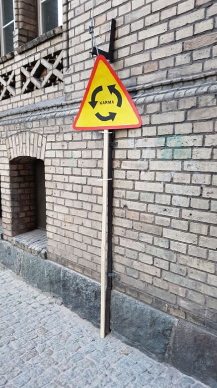 Dziwne znaki pod sądem i bankiem w Toruniu