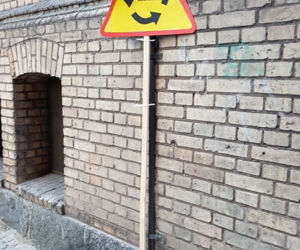 Dziwne znaki pod sądem i bankiem w Toruniu