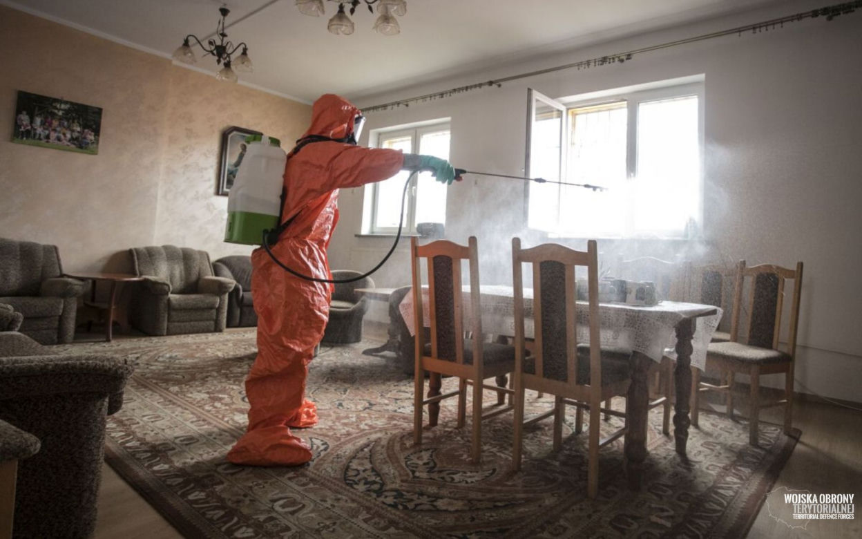 Koronawirus. Lubelscy terytorialsi przeprowadzili pierwszą dekontaminację w DPS w Zamościu
