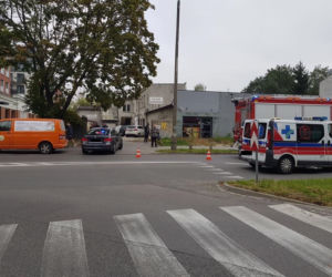 Czołowe zderzenie samochodu z autobusem w Krakowie