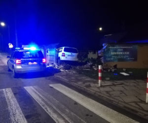 Wziął auto mamy i ROZTRZASKAŁ je na płocie! O krok od gradii w Rawiczu [ZDJĘCIA] 
