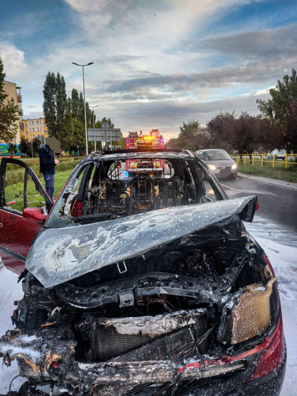 Pożar samochodu w centrum Torunia. Auto płonęło jak pochodnia