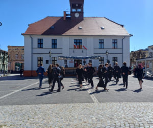 Polonez maturzystów z I LO na rynku w Ostrzeszowie