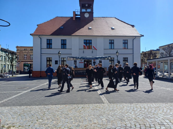 Polonez maturzystów z I LO na rynku w Ostrzeszowie