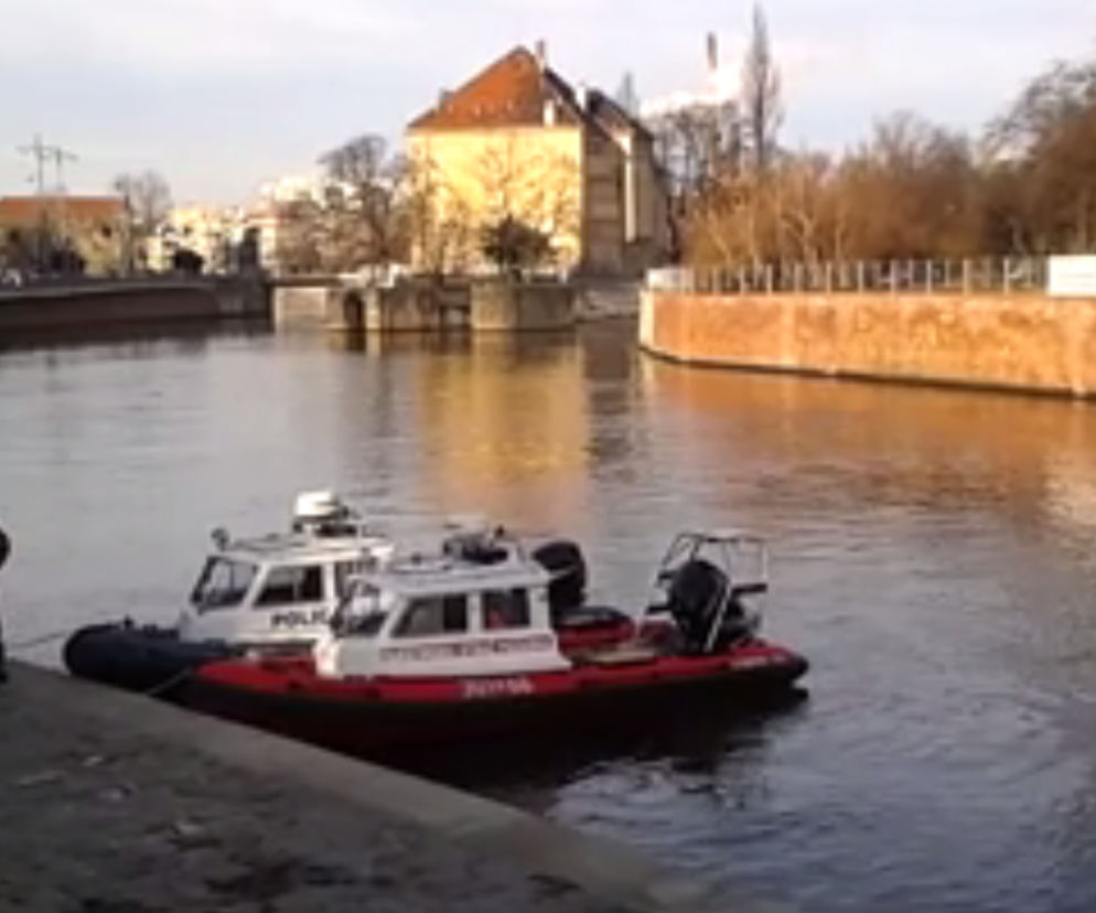 Zwłoki zauważyli w środę przed południem policjanci z komisariatu wodnego
