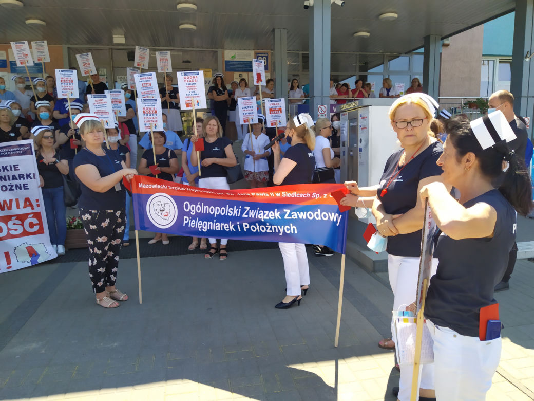 Protest pielęgniarek i położnych pod Mazowieckim Szpitalem Wojewódzkim w Siedlcach - 07.06.2021