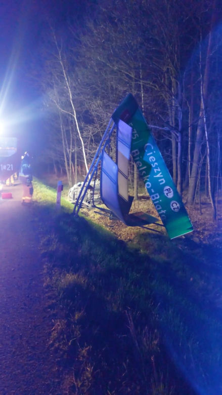 Wypadek na DK1 w Kobiórze. Samochód staranował tablicę informacyjną