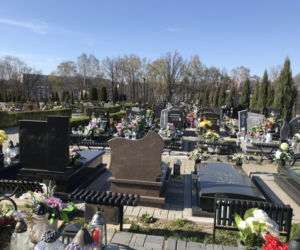 Ten cmentarz na Śląsku jest otwarty. Mieszkańcy odwiedzają groby bliskich
