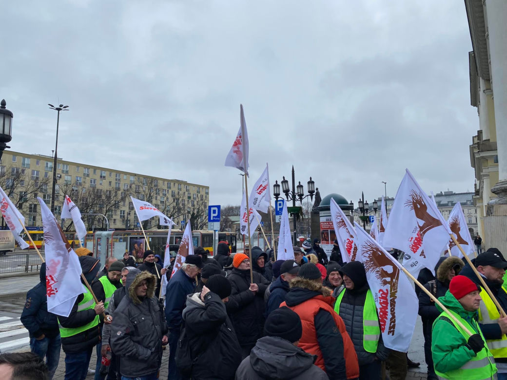 Warszawa: pracownicy MPO protestowali przed ratuszem