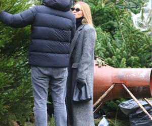 Donald Tusk z zięciem dźwigają gigantyczną choinkę. A za nimi drepcze Kasia z drugą. Wnusie premiera jak księżniczki