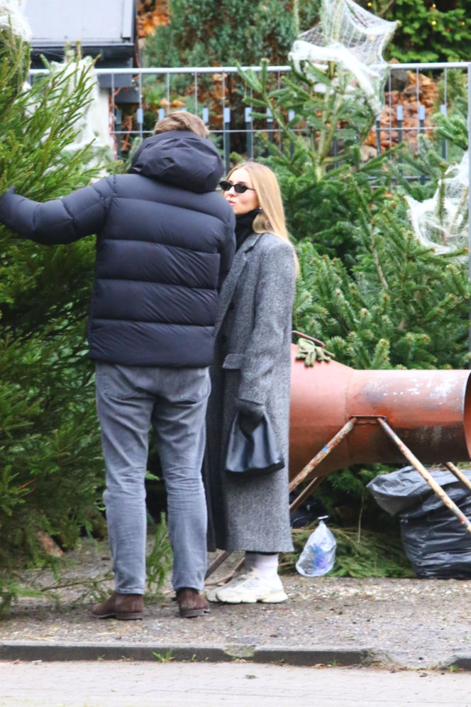 Donald Tusk z zięciem dźwigają gigantyczną choinkę. A za nimi drepcze Kasia z drugą. Wnusie premiera jak księżniczki