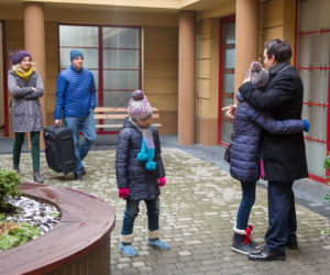 Na Wspólnej odc. 2295. Tosia (Julia Lewenfisz-Górka), Ula (Ania Niedźwiecka), Zuza (Małgorzata Socha), Kamil (Kazimierz Mazur)