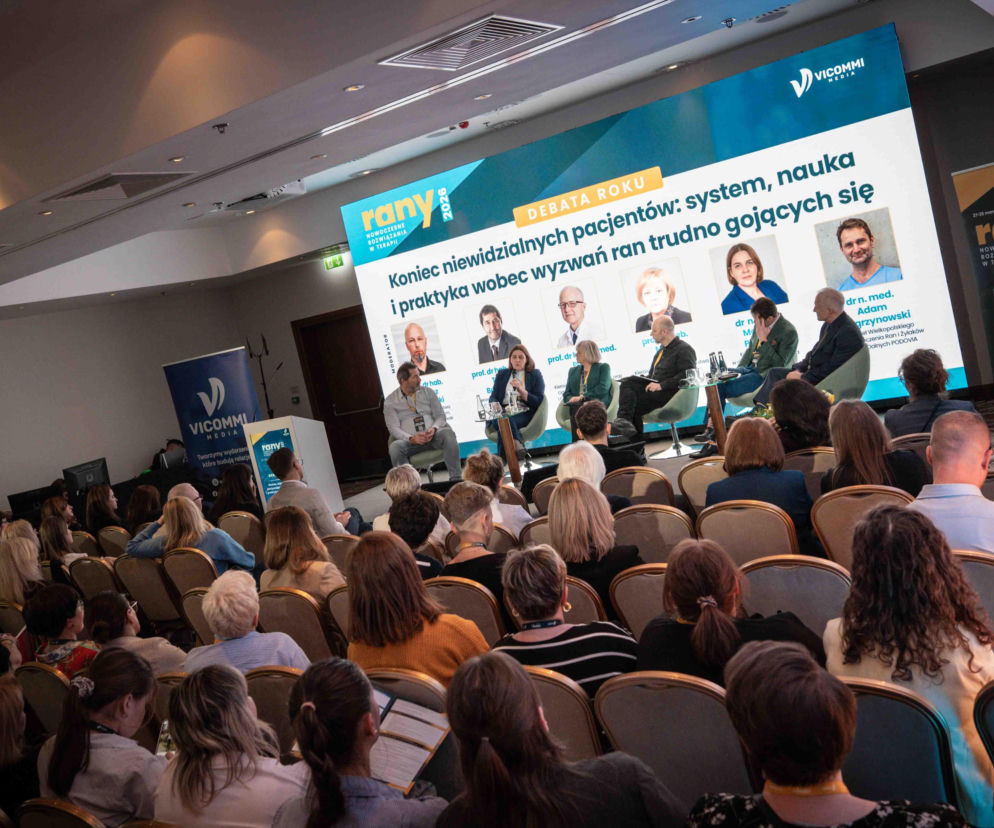 Uczestnicy konferencji „RANY 2026 – Nowoczesne rozwiązania w terapii” słuchają debaty „Koniec niewidzialnych pacjentów”. Eksperci dyskutują o wyzwaniach ran trudno gojących się. Więcej o nowoczesnych terapiach przeczytasz na Poradnik Zdrowie.