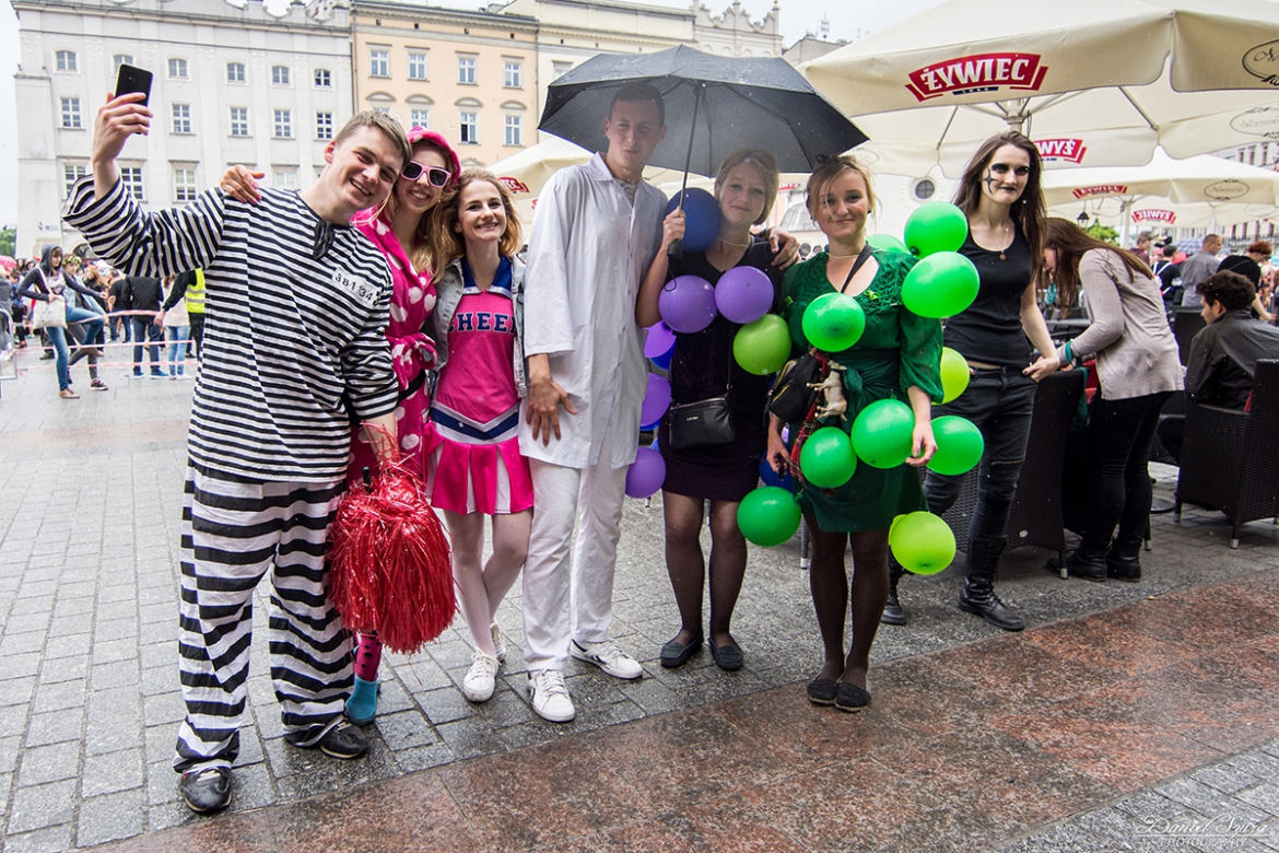 Korowód juwenaliowy na krakowski Rynek: Studenci świętują! [ZDJĘCIA]
