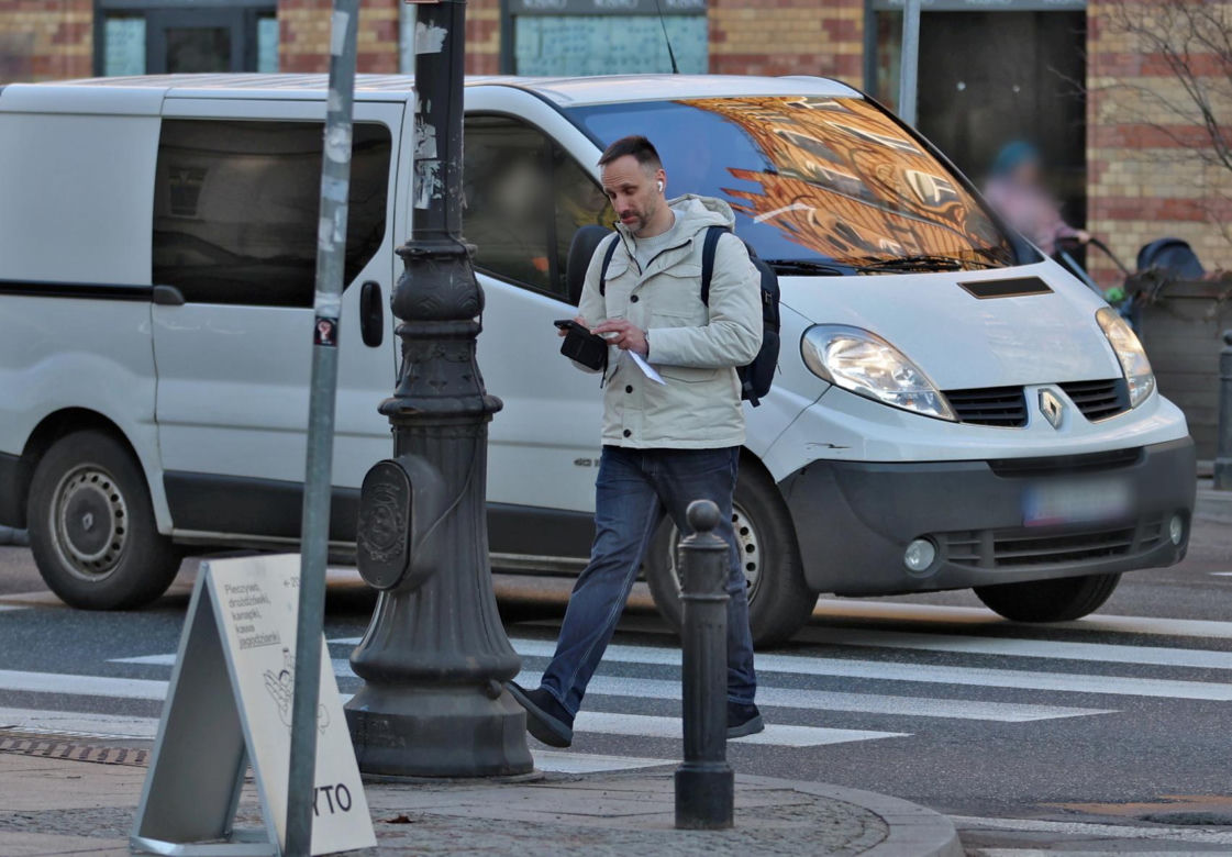 Janusz Kowalski przechodzi przez pasy na czerwonym