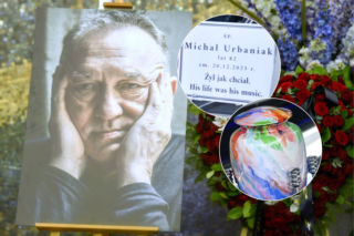 Urna jak symbol jego życia. Tak pochowano Michała Urbaniaka. Poruszające pamiątki na uroczystości