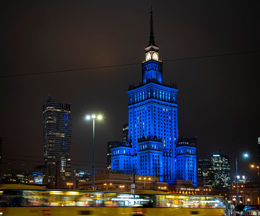 Pałac Kultury i Nauki w Warszawie podświetlony na niebiesko