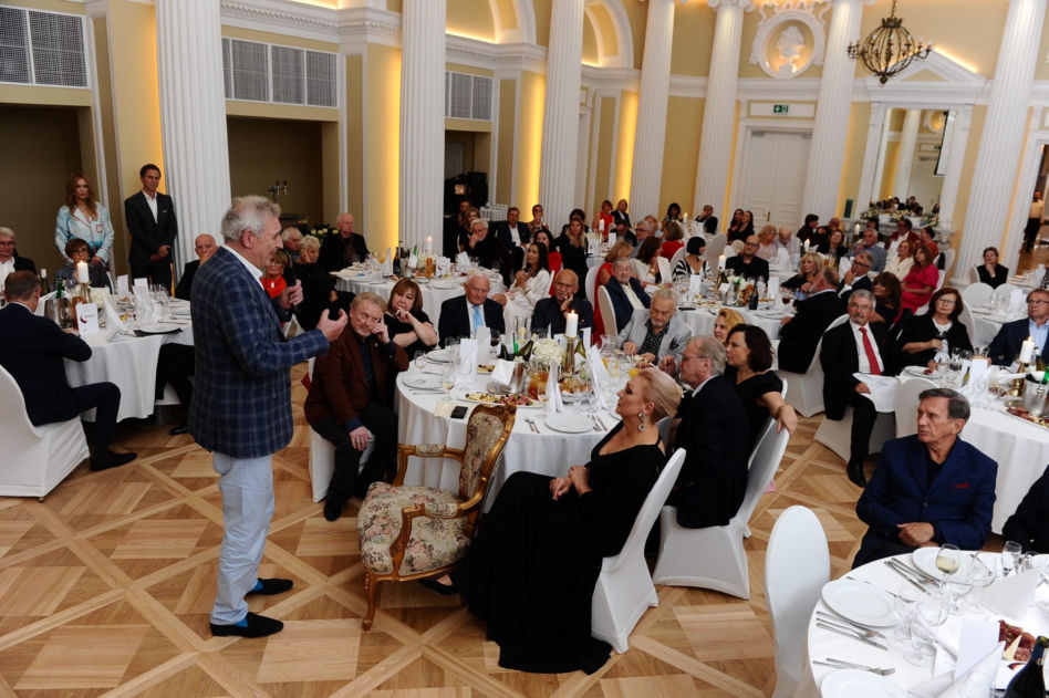 Dyrektor świętował z gwiazdami 