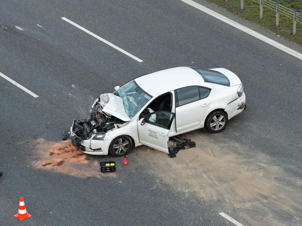 Potężna kraksa na S2. Ranne dwie osoby, w tym żołnierz