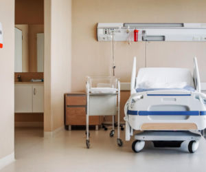 Pacjent wypadł z okna w szpitalu! 64-latek nie żyje