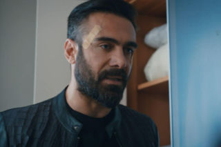 Dziedzictwo, odcinek 861: Ferit nie może wybaczyć Ayse, że wraz z Korayem tak długo go oszukiwali. Mężczyzna porywa Dogę!