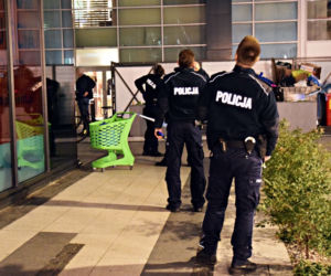 Mężczyzna wypadł z okna i spadł na innego mężczyznę